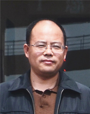 副會(huì)長(zhǎng)、兗礦東華重工輸送機(jī)事業(yè)部總經(jīng)理  李強(qiáng)